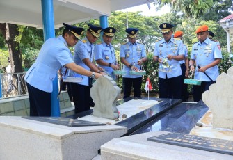 Danlanud Sultan Hasanuddin Ziarah di Taman Makam Pahlawan