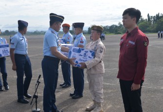 Komandan Lanud Sultan Hasanuddin Marsma TNI Arifaini Nur Dwiyanto, M. Han, memimpin upacara bendera mingguan yang dirangkaikan apel khusus jelang cuti lebaran Idul Fitri 1446 Hijriah tahun 2025
