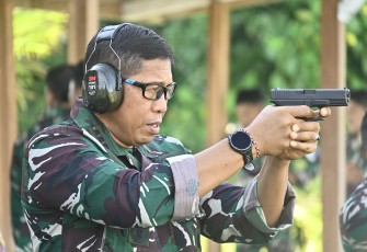 Danlanud dan Perwira TNI AU Natuna Ikut Latihan Menembak Triwulan II