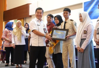 Dirjen Kependudukan dan Pencatatan Sipil Kementerian Dalam Negeri RI, Teguh Setyabudi, menyampaikan pelayanan adminduk harus membahagiakan masyarakat. Pelayanan yang diberikanpun harus cermat, tepat, akurat dan gratis