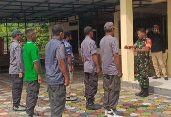 Babinsa Timika Latih PBB dan Wawasan Kebangsaan