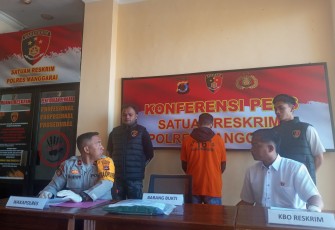 Polres Manggarai saat menggelar Konferensi Pers pengungkapan kasus persetubuhan anak di Mapolres Manggarai,Rabu 30 April 2025