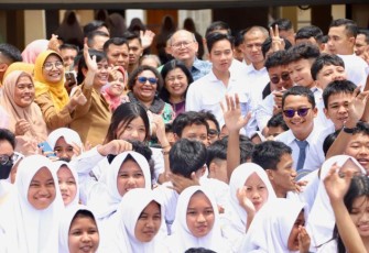 Wamendagri Ribka Haluk Dampingi Wapres Gibran Tinjau Program MBG di Surabaya 