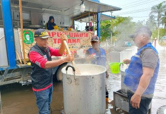 Kementerian Sosial RI (Kemensos) menyalurkan berbagai macam bantuan bagi warga terdampak banjir di Kabupaten Mempawah, Kalimantan Barat, Selasa (28/1/2025)