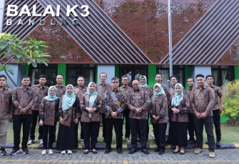 Menteri Ketenagakerjaan (Menaker) Yassierli melakukan kunjungan kerja ke Balai Keselamatan dan Kesehatan Kerja (K3) Bandung, Jawa Barat, pada Sabtu (8/2/2025)