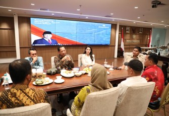 Mendagri Muhammad Tito Karnavian saat Rapat bersama Menteri PKP, di Kantor Kementerian PKP, Jakarta, Kamis (13/11/2025).