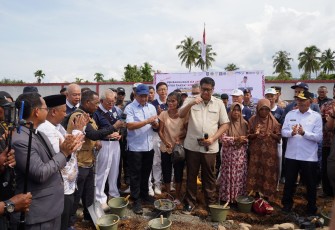 Mendagri saat acara groundbreaking huntap di Asrama Haji Tapanuli Tengah, Sumut, Minggu (21/12/2025).