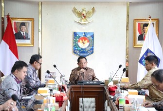 Mendagri Muhammad Tito Karnavian saat memimpin Rapat Internal Percepatan Penyiapan Lahan dan Bangunan Kopdeskel Merah Putih di Ruang Rapat Mendagri, Kantor Pusat Kementerian Dalam Negeri (Kemendagri), Jakarta, Kamis (30/10/2025).