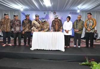 Mendes Yandri didampingi Wamendes Ariza dan Dirjen PDP Nugroho Setijo Nagoro saat menandatangani Memorandum of Understanding (MoU)  dengan Rektor Universitas Brawijaya Widodo disaksikan Wakil Bupati Bojonegoro Nurul Azizah