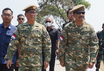 Mendes PDT Yandri Susanto dan Wakil Mendes dan PDT Ahmad Riza Patria, saat menghadiri Upacara Gelar Pasukan dan Kehormatan Militer di Lapangan Udara (Lanud) Suparlan Pusdiklatpassus Batujajar, Bandung, Jawa Barat. Minggu (10/8/2025).