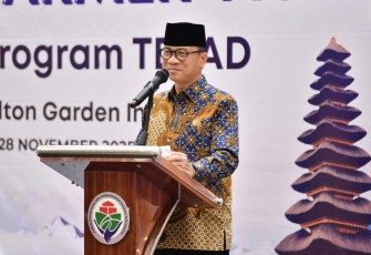 Mendes PDT Yandri Susanto saat melakukan penutupan agenda Farmer to Farmer Visit Program Transformasi Ekonomi Kampung Terpadu (TEKAD) di Hilton Garden Bali, Kabupaten Badung, Bali, Kamis (27/11/2025).