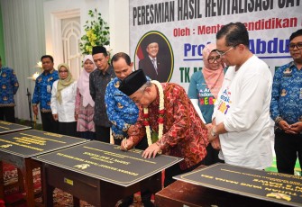 Mendikdasmen, Abdul Mu’ti, meresmikan hasil revitalisasi tahun 2025 untuk 10 satuan pendidikan di Kabupaten Kudus, Jawa Tengah. Salah satu sekolah yang diresmikan secara langsung dalam kunjungan kerja tersebut adalah TK Muslimat NU Roudlotut Tholibin.