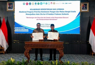 Menekraf Teuku Riefky Harsya dan Mendes PDT Yandri Susanto menandatangani kesepakatan mengenai Pengembangan Ekonomi Kreatif di Kantor Kemendes PDT, Jakarta, pada Senin, 17 Februari 2025.