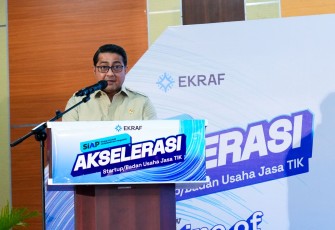 Menteri Ekonomi Kreatif, Teuku Riefky Harsya, memberi sambutan pada acara Akselerasi Pegiat Usaha Jasa Teknologi Informasi dan Komunikasi (TIK) di Hotel Grand Permata Hati Syariah, Banda Aceh, Selasa (25/11/2025).