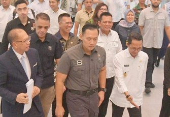 Menteri Koordinator Bidang Infrastruktur dan Pembangunan Kewilayahan RI Agus Harimurti Yudhoyono memimpin Rapat Koordinasi Transmigrasi Lokal dan Penyerahan Sertifikat Hak Milik (SHM), bertempat di Kantor BP Batam, Provinsi Kepri, Selasa (18/3/2025)