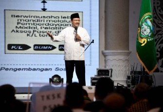 Menteri Sosial Saifullah Yusuf (Gus Ipuĺ) memaparkan strategi pengentasan kemiskinan yang menjadi program prioritas Presiden dalam kunjungan kerja di Sumatera Utara (Sumut)