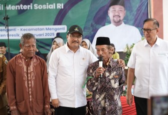 Menteri Sosial Saifullah Yusuf (Gus Ipul) turut menyukseskan program CKG dengan membagikan kado bagi 55 lansia di Puskesmas Manganti Kabupaten Gresik