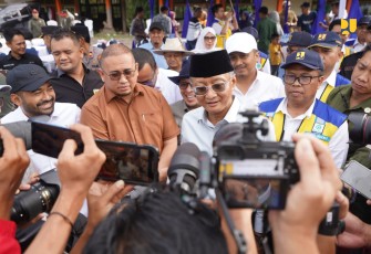 Menteri Dody saat meninjau lokasi rencana pembangunan Sabo Dam yang berada di Daerah Aliran Sungai (DAS) Anai di Kabupaten Tanah Datar, Sumatera Barat. 