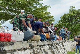 TNI AL Bersama Forkopimda Kepulauan Aru Musnahkan 1 Ton Miras Jenis Sopi 