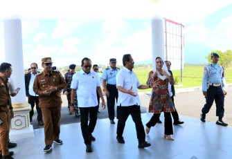 Cen Sui Lan dan Danlanud RSA saat Sambut Kunjungan Menteri KKP RI di Main Apron Lanud RSA, Kabupaten Natuna, Provinsi Kepulauan Riau, Selasa (26/8/2025).