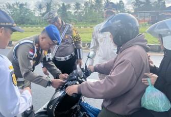 Satlantas Polres Bintan Bagikan Brosur Himbauan Keselamatan