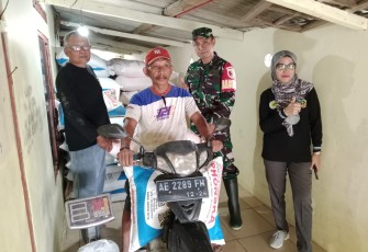 Babinsa Desa Tapelan Dampingi Penyaluran Pupuk Bersubsidi
