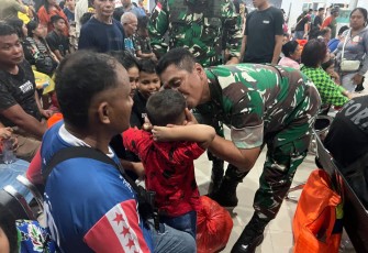 Foto Kasdam XIII Merdeka saat mencium salah satu anak yang menjadi korban KM Barcelona V