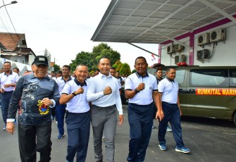 Pangkolinlamil Ikuti Olahraga Bersama Prajurit Marinir