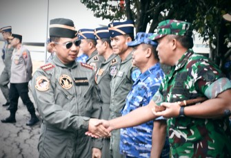 Danrem 081/DSJ, Kolonel Arm Untoro Hariyanto menyambut Panglima TNI Jenderal TNI Agus Subiyanto dan Kepala Staf Angkatan Darat (Kasad) Jenderal TNI Maruli Simanjuntak di Lanud Iswahjudi, Magetan, Jumat (11/4/2025)