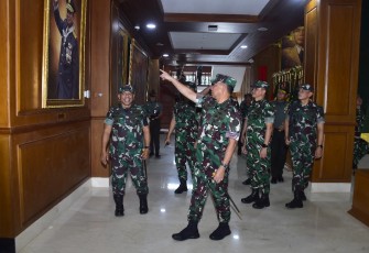 Gubernur Akademi Militer Mayjen TNI Arnold A.P. Ritiauw didampingi para Pejabat Utama Distribusi Akademi Militer menyambut kedatangan Panglima TNI Jenderal TNI Agus Subiyanto, S.E., M.Si
