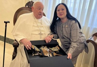 Ketua DPR RI Puan Maharani saat bertemu pemimpin tertinggi Gereja Katolik sedunia sekaligus Kepala Negara Vatikan, Paus Fransiskus, semasa hidup.