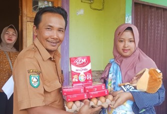 Pembagian Makanan Penambah Gizi