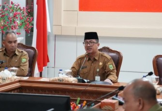 Sekretaris Daerah (Sekda) Natuna, Boy Wijanarko Varianto bersama Kelapa Organisasi Perangkat Daerah (OPD) dan Forkopimda Natuna, mengadakan rapat untuk penyambutan Bupati dan Wakil Bupati Natuna, Cen Sui Lan dan Jarmin Sidik