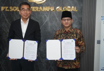 upati Trenggalek, Mochamad Nur Arifin, saat menandatangani kerjasama dengan Universitas Gyeongnam Namhae Korea Selatan, di Lembaga Pelatihan Kerja (LPK) PT. Solusi Terampil Global Kabupaten Mojokerto, Rabu (25/6/2025).