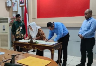 Penandatanganan berlangsung di ruang rapat Kantor Bupati Natuna. Jl. Batu Sisir Desa Sungai Ulu Kecamatan Bunguran Timur Kabupaten Natuna. Kamis, 852025.