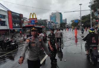 Kapolsek Kebon Jeruk Polres Metro Jakarta Barat, KOMPOL Nur Aqsha Ferdianto, bersama Wakapolsek dan unsur Tiga Pilar turun langsung untuk mengecek kondisi wilayah terdampak, Rabu (29/1/2025)