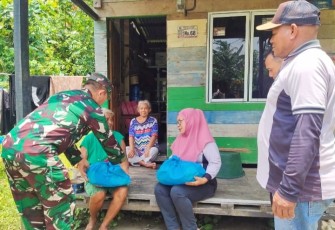 Pengurus YETHAS di dampingi Babinsa Salurkan 40 Paket Sembako untu Janda yang Ada Diwilayah Desa Sebong Lagoi 