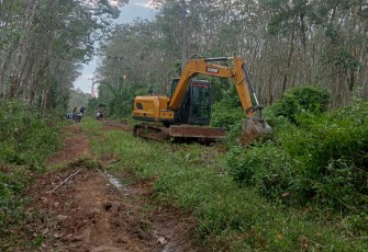 Warga Purwo Rejo Rela Perbaiki Jalan Mengunakan Dana Pribadi