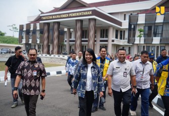 Wakil Menteri Pekerjaan Umum (PU) Diana Kusumastuti meninjau pembangunan Kampus Institut Pemerintahan Dalam Negeri (IPDN) di Sumedang, Jawa Barat, Jumat (14/2/2025)