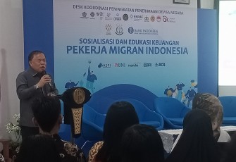 Sekretaris Jaksa Agung Muda Intelijen (SesJAM-Intel) Kejaksaan Agung Sarjono Turin selaku Sekretaris Pelaksana Desk Koordinasi Peningkatan Penerimaan Devisa Negara, membuka dan memberikan pengarahan dalam acara sosialisasi dan edukasi keuangan Pekerja Migran Indonesia (PMI) yang dilaksanakan pada Selasa 18 Maret 2025 di Malang, Jawa Timur