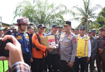Kapolda Kalteng Bersama Forkopimda saat Salurkan Bantuan Sosial