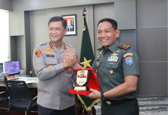 Kapolda Kalimantan Tengah (Kalteng) Irjen Pol Iwan Kurniawan saat melakukan kunjungan silaturahmi ke Markas Korem 102 Panju Panjung Jalan Imam Bonjol Kota Palangka Raya, Senin (14/4/2025).