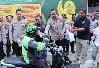 Polres Metro Jakarta Barat Bersama Insan Media Berbagi Takjil dan Santuni Anak Yatim di Bulan Ramadan