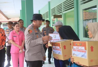 Kapolres Probolinggo AKBP M Wahyudin Latif saat Salurkan Bantuan untuk Warga Terdampak Banjir di Tiris