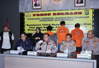 Kapolsek Tambora Kompol Kukuh Islami didampingi Kanit Reskrim Iptu Sudrajat Djumantara Saat Melakukan Konferensi Pers 
