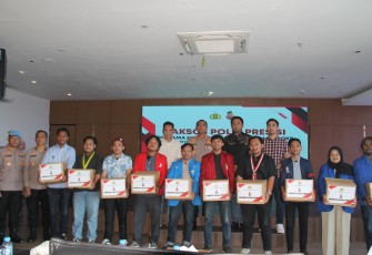 Polres Metro Jakbar Bersama BEM dan OKP Bagikan Bantuan Sosial