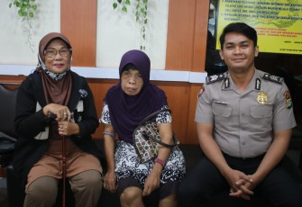 Polsek Metro Tamansari Bantu Ibu Tersesat Kembali ke Pelukan Keluarga