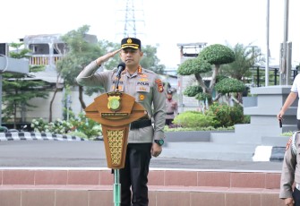 Polres Metro Jakarta Barat menggelar upacara Hari Kesadaran Nasional di halaman kantor Polres Metro Jakarta Barat pada, Senin (17/2/2025)