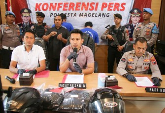 Kasatreskrim AKP La Ode Arwan Syah, S.I.K., M.I.K. didampingi PS Kasihumas Iptu Lilik Purwaka, S.Psi. dan Kanit Pidum Iptu Alifian Chandra, S.H., M.M saat Konferensi Pers di Ruang Media Center Polresta Magelang pada, Selasa (18/02/2025)