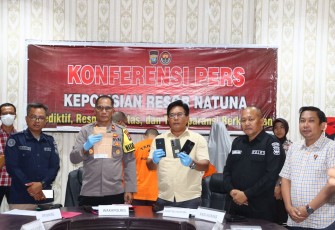 Wakapolres Natuna Kompol Paten Tarigan, SH didampingi Kasat Narkoba Iptu Walter P, Nainggolan, SH, Kasi Humas Polres Natuna Iptu Sukamto Manulang Saat Melakukan Konferensi Pers 